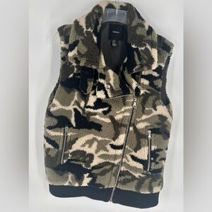 Forever 21 Grey Camo Teddy Fur Vest, Asymmetrical Zip Size M